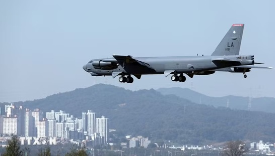 Máy bay ném bom B-52 của Mỹ rơi tại California